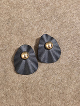 Carregar imagem no visualizador da galeria, Brinco Relevo