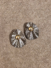 Carregar imagem no visualizador da galeria, Brinco Relevo